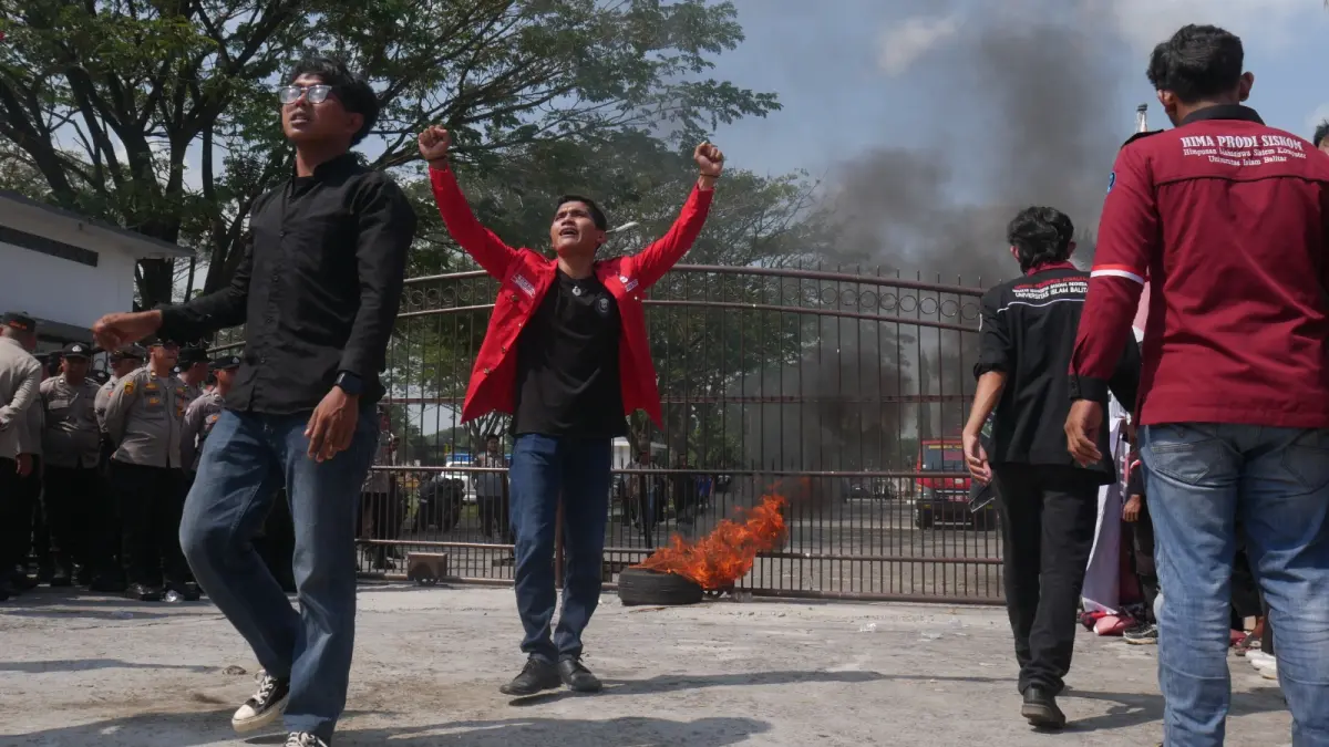 Fajar Rahmad/Radar Blitar
PROTES: Mahasiswa melakukan aksi demo dengan membakar ban bekas, di depan Gedung DPRD Kabupaten Blitar, kemarin (25/6).

