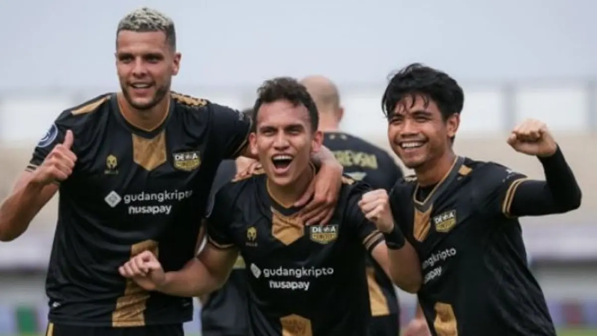 Hasil PSBS Biak vs Dewa United berakhir 0-5. Alex Martins cetak hattrick, Messidoro menyumbang assist dalam kemenangan telak Dewa.(Gemini AI)