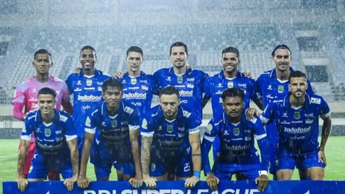 Persib Bandung dirumorkan mengincar sejumlah pemain asing di bursa transfer 2026/2027, termasuk Luka Menalo dan Mike van der Hoorn.(Gemini AI)