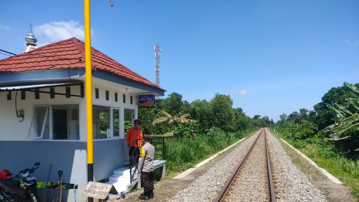 POLSEK SANANKULON UNTUK RADAR BLITAR
PATROLi: Polisi melakukan pengecekan di salah satu perlintasan KA di Sanankulon yang sudah dilengkapi palang pintu dan rambu.
