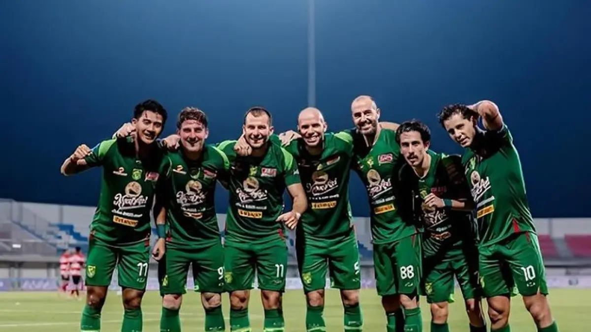 Rumor transfer Persebaya Surabaya memanas. Alex Martins dan Yuran Fernandez dikaitkan, manajemen siapkan skuad juara Liga 1 2026/2027.(Gemini AI)