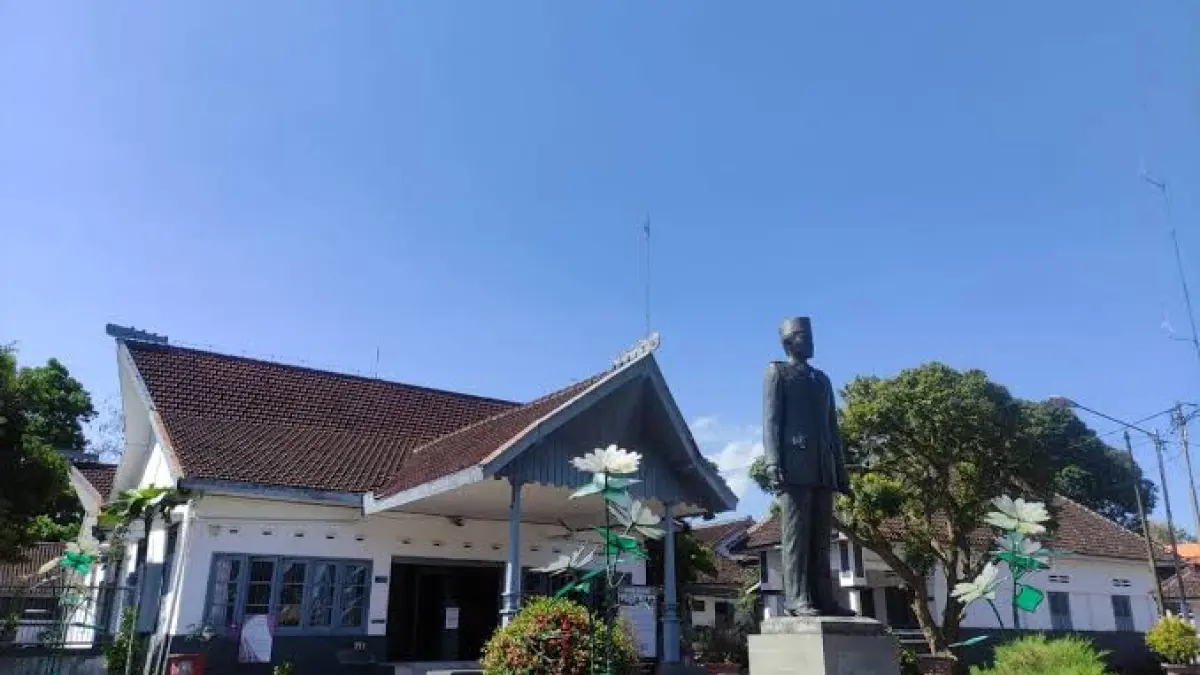 Suasana Istana Gebang di Kota Blitar, rumah masa kecil Presiden pertama Republik Indonesia Ir. Soekarno yang kini menjadi salah satu destinasi wisata sejarah dan edukasi.