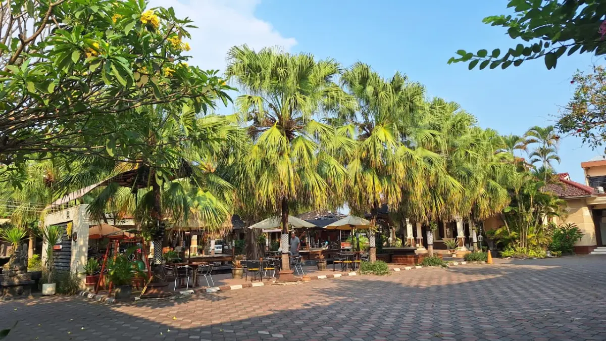 Suasana Patria Plaza Hotel di Kota Blitar yang mengusung konsep bernuansa Bali dengan taman asri dan lingkungan yang nyaman bagi wisatawan maupun pelaku perjalanan bisnis.