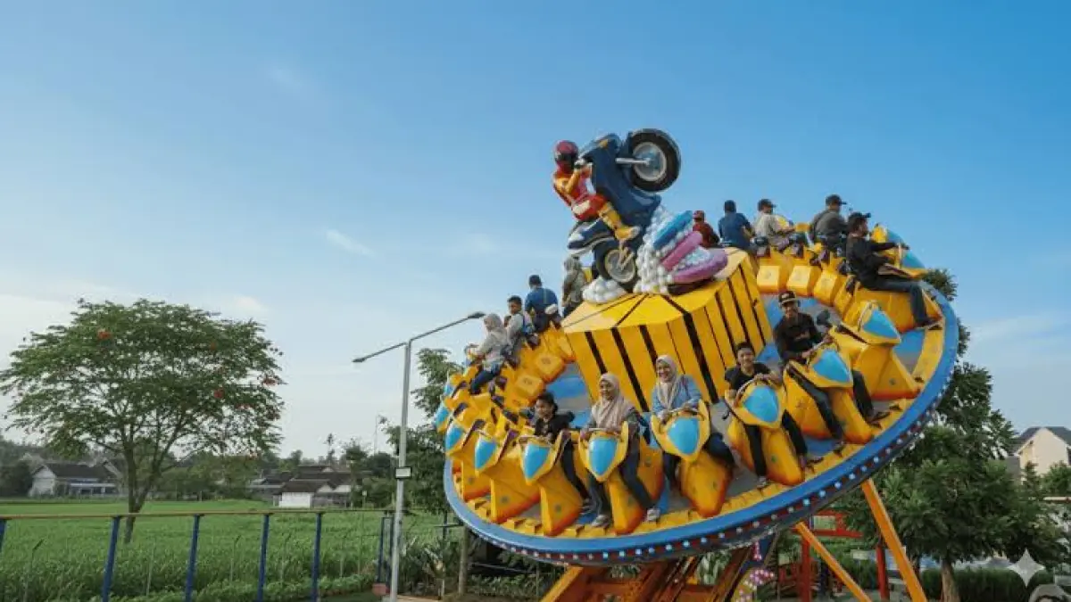 Suasana salah satu wahana di Blitar Park, Kabupaten Blitar, yang menawarkan beragam permainan seru untuk anak-anak hingga orang dewasa.