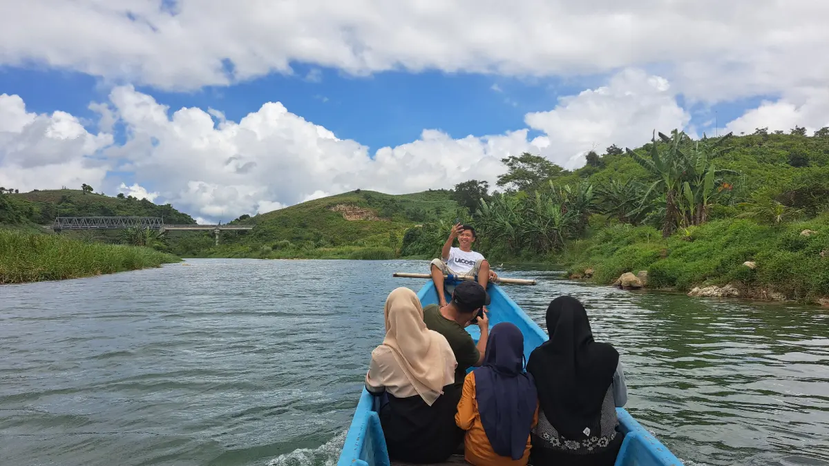 WISATA TERSEMBUNYI: Wisatawan menikmati muara Pantai Serit memakai perahu kano.