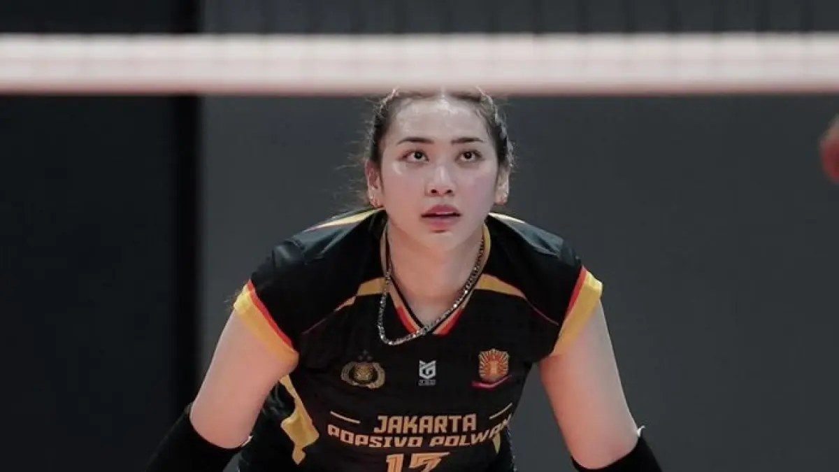 Yola Yuliana dikenal sebagai middle blocker senior Timnas Indonesia yang konsisten berprestasi dan menjadi panutan di dunia bola voli nasional.(Gemini AI)