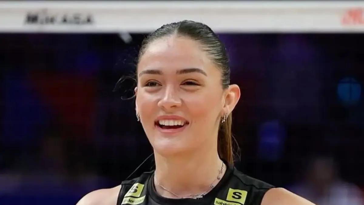 Zehra Güneş tampil solid bersama VakıfBank saat menghadapi Hyundai Hillstate dalam laga uji coba yang berlangsung sengit.(Gemini AI)