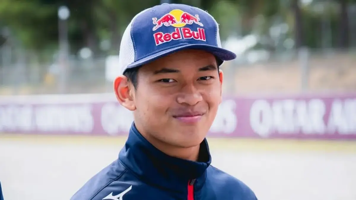 Feda Ega Pratama disambut bak pahlawan di garasi Honda usai Moto3 GP Ceko. Momen haru bersama Hiroshi Aoyama jadi sorotan (Pinterest).