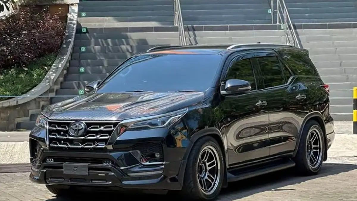 Harga BBM diesel naik membuat pasar mobil diesel bekas mulai lesu. Simak dampaknya terhadap Fortuner, Pajero Sport, dan Innova diesel.(Gemini AI)
