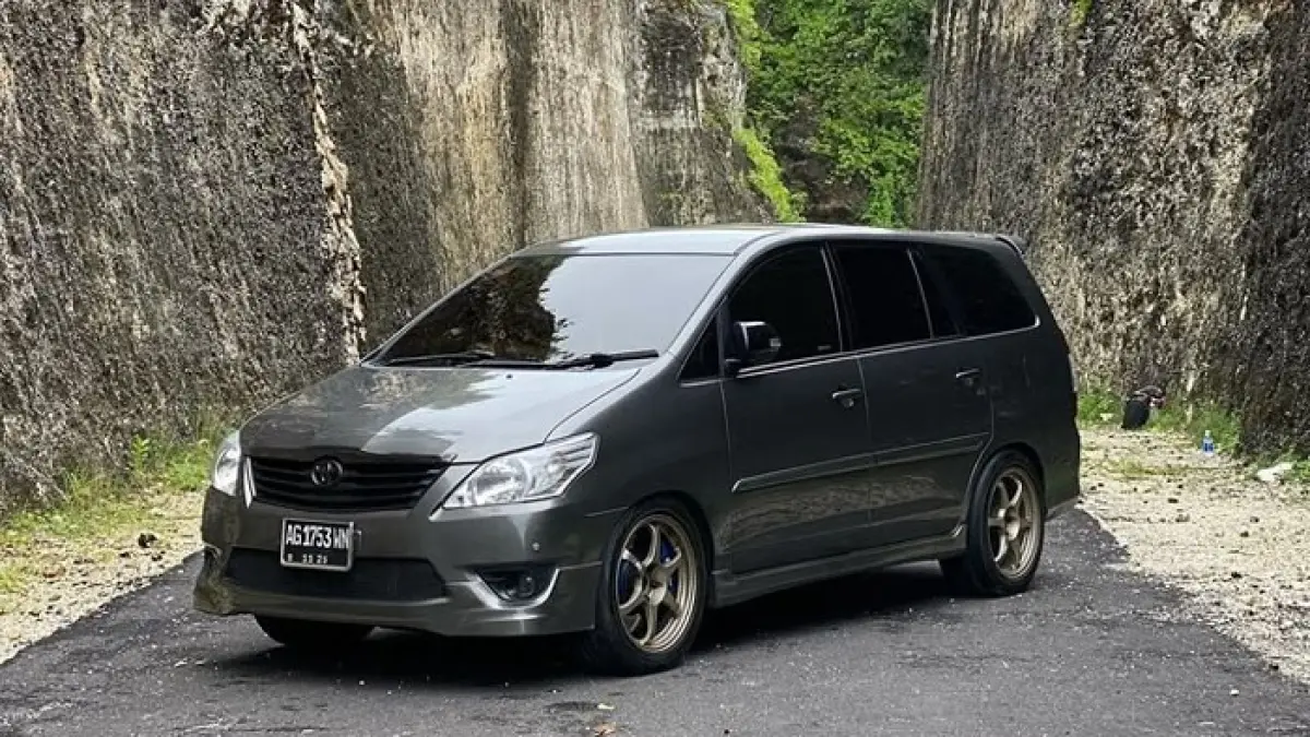 Harga solar naik membuat mobil diesel kehilangan pamor. Harga mobil bekas turun, minat konsumen bergeser ke hybrid dan mobil listrik.(Gemini AI)