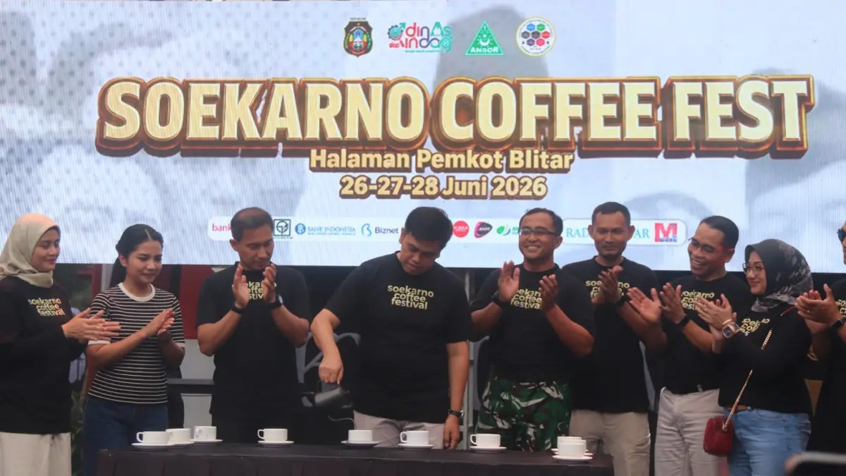M LUKI AZHARI/RADAR BLITAR PANGGUNG EKRAF: Wali Kota Blitar, Syauqul Muhibbin menuangkan kopi hasil racikan disaksikan jajaran forkopimda dalam pembukaan SCBF 2026 di halaman Kantor Wali Kota Blitar, Jumat (26/6/2026)