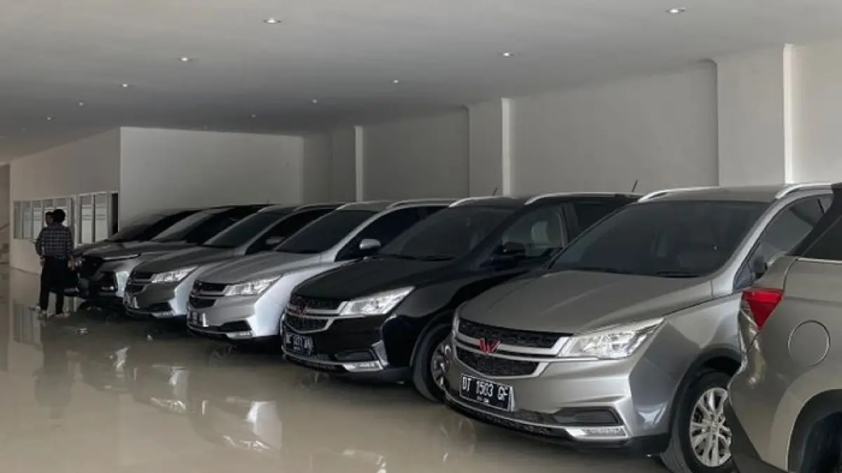 Mobil bekas di bawah Rp100 juta yang minim penyakit, mulai Avanza, Xenia, Ertiga hingga Karimun Wagon R, cocok untuk kendaraan harian.(Gemini AI)