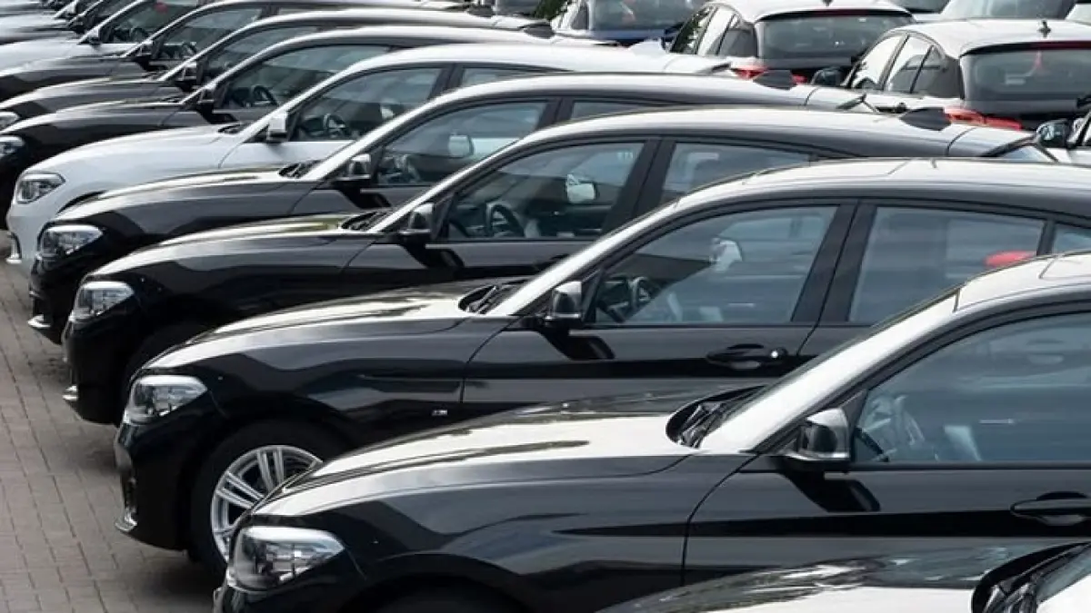 Mobil bekas Rp50 jutaan terbaik 2026, mulai Toyota Corolla, Starlet, Baleno, Carry Futura hingga Vios Limo yang terkenal irit dan bandel.(Gemini AI)