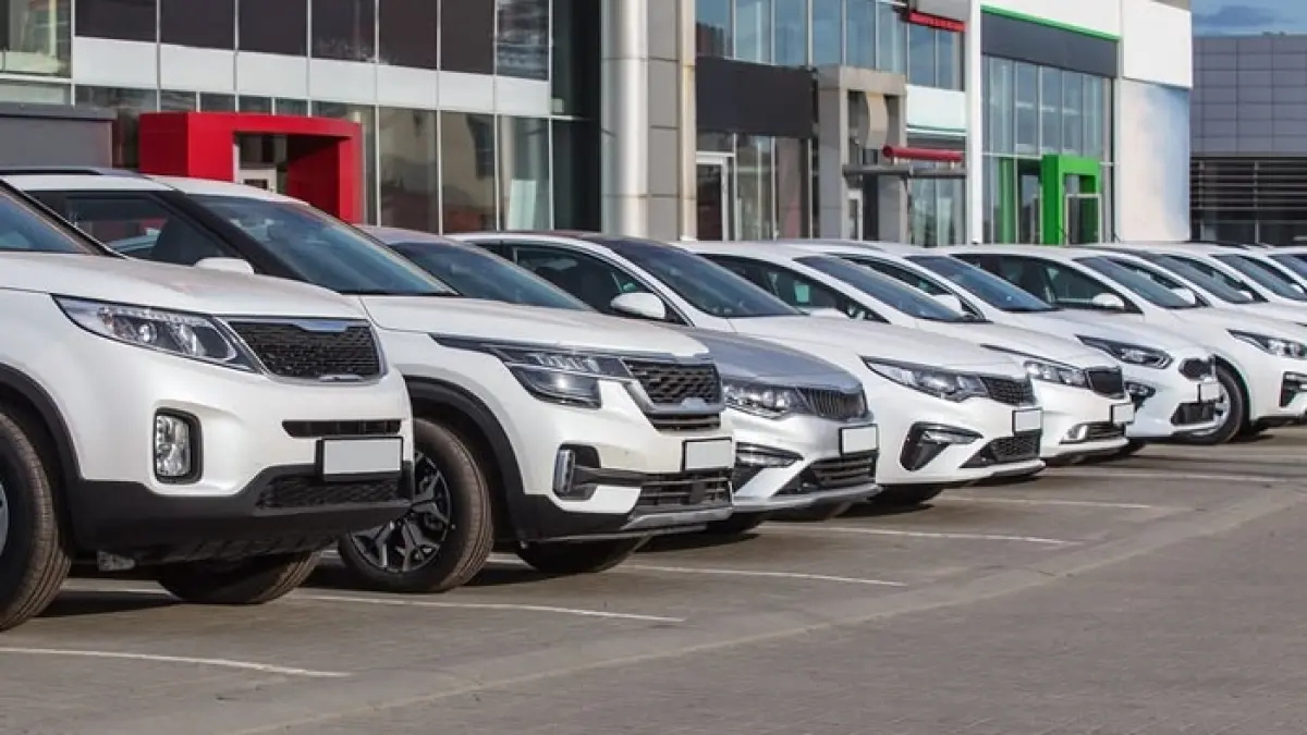 Mobil bekas seperti Honda Brio, Toyota Innova Reborn hingga HR-V masih layak dibeli berkat durabilitas tinggi dan harga stabil.(Gemini AI)