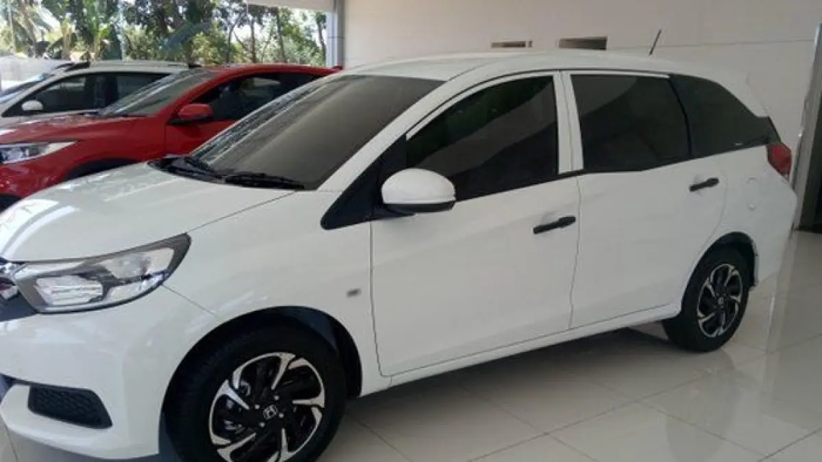 Rekomendasi 7 mobil keluarga bekas Rp100 jutaan terbaik, dari Nissan Serena hingga Isuzu Panther. Nyaman, irit, dan minim depresiasi.(Gemini AI)