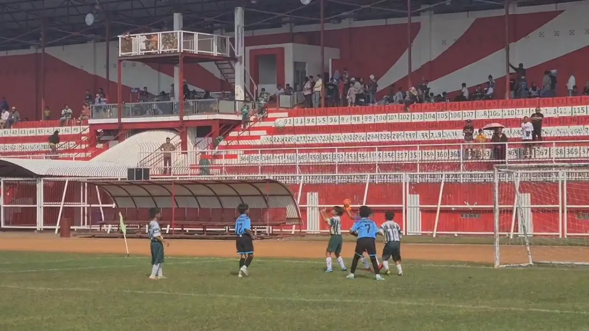 SSB Bima Putra untuk Radar Blitar
BIBIT MUDA: Atlet sepak bola usia 10 tahun dan 12 tahun saat menjalani pertandingan di Stadion Soepriyadi, Rabu (24/6).