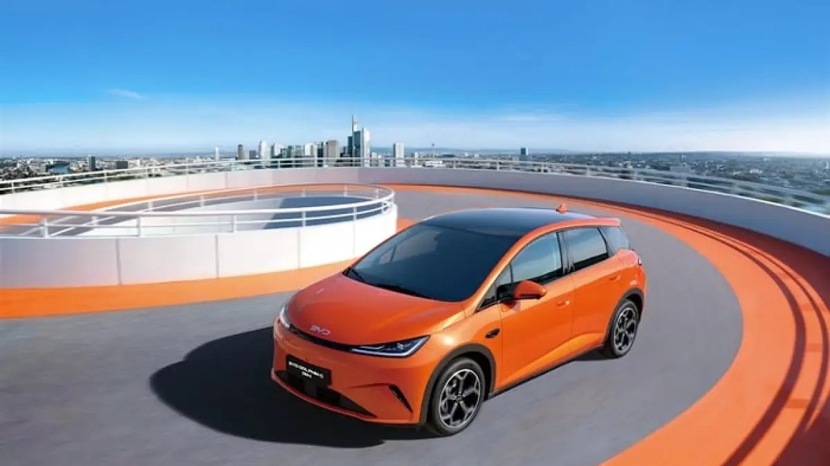BYD Dolphin bekas mulai dilirik karena harganya lebih terjangkau. Simak kelebihan, kekurangan, dan hal yang wajib dicek sebelum membeli.(Gemini AI)
