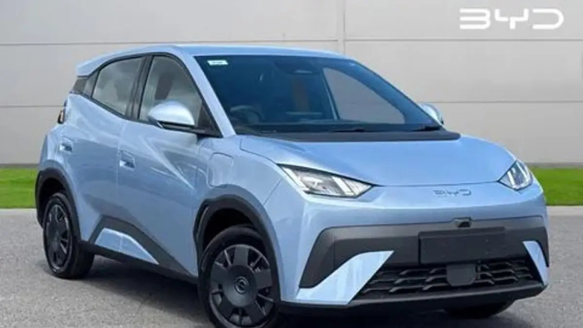 BYD Dolphin bekas semakin menarik berkat harga yang turun. Simak kelebihan, kekurangan, dan hal penting yang wajib dicek sebelum membeli.(Gemini AI)