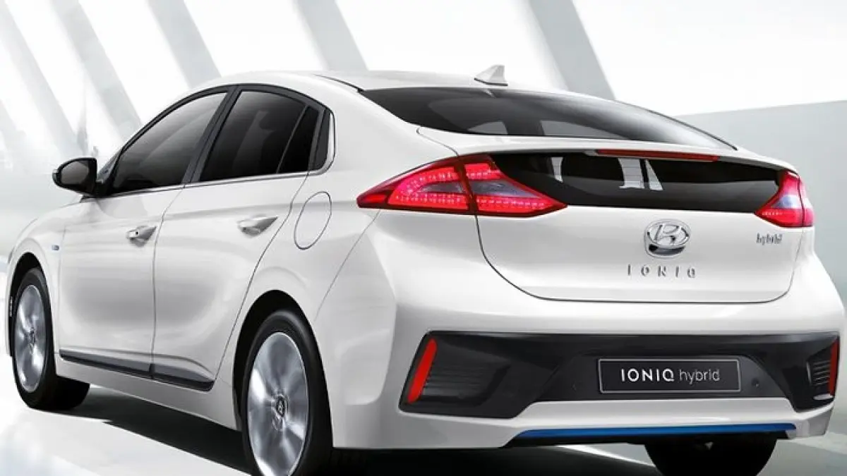 Hyundai Ioniq bekas kini dijual Rp100 jutaan. Simak spesifikasi, jarak tempuh, fitur, dan alasan mobil listrik ini layak dibeli.(Gemini AI)