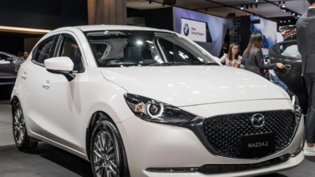 Ingin mobil bekas keren? Mazda 2 Hatchback SkyActiv 2015 tawarkan fitur mewah dan irit BBM dengan harga terjangkau. Cek ulasan lengkapnya di sini! (PINTEREST)