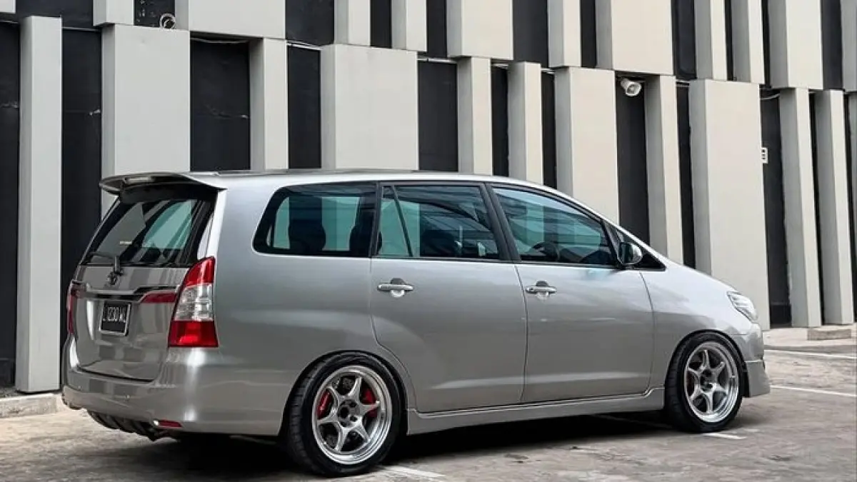 Mobil keluarga diesel Rp150 jutaan paling layak dibeli, adu Toyota Innova, Isuzu Panther, dan Suzuki Ertiga Diesel.(Gemini AI)