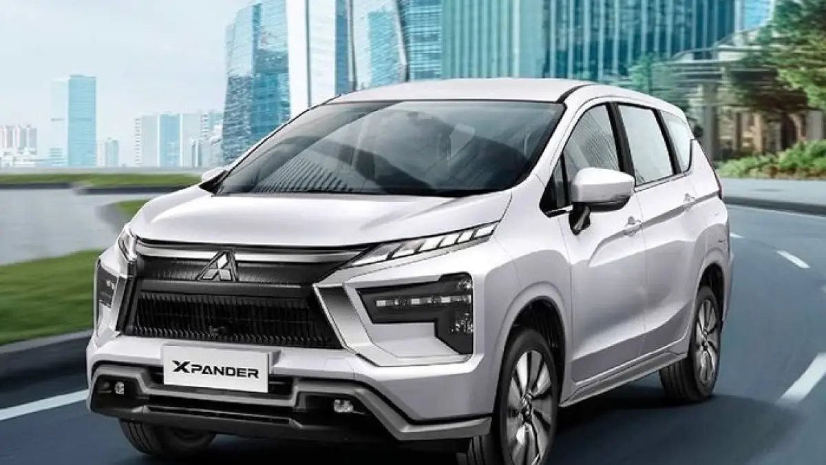Mobil keluarga hybrid paling irit BBM, mulai Toyota Innova Zenix Hybrid, Yaris Cross Hybrid hingga Suzuki Ertiga Hybrid.(Gemini AI)