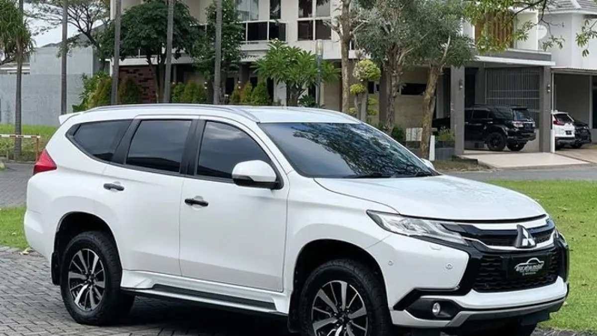 Mobil keluarga irit BBM terbaik! Simak rekomendasi Toyota Calya, Suzuki Ertiga, Xpander, Avanza, dan Honda Mobilio beserta kelebihannya.(Gemini AI)