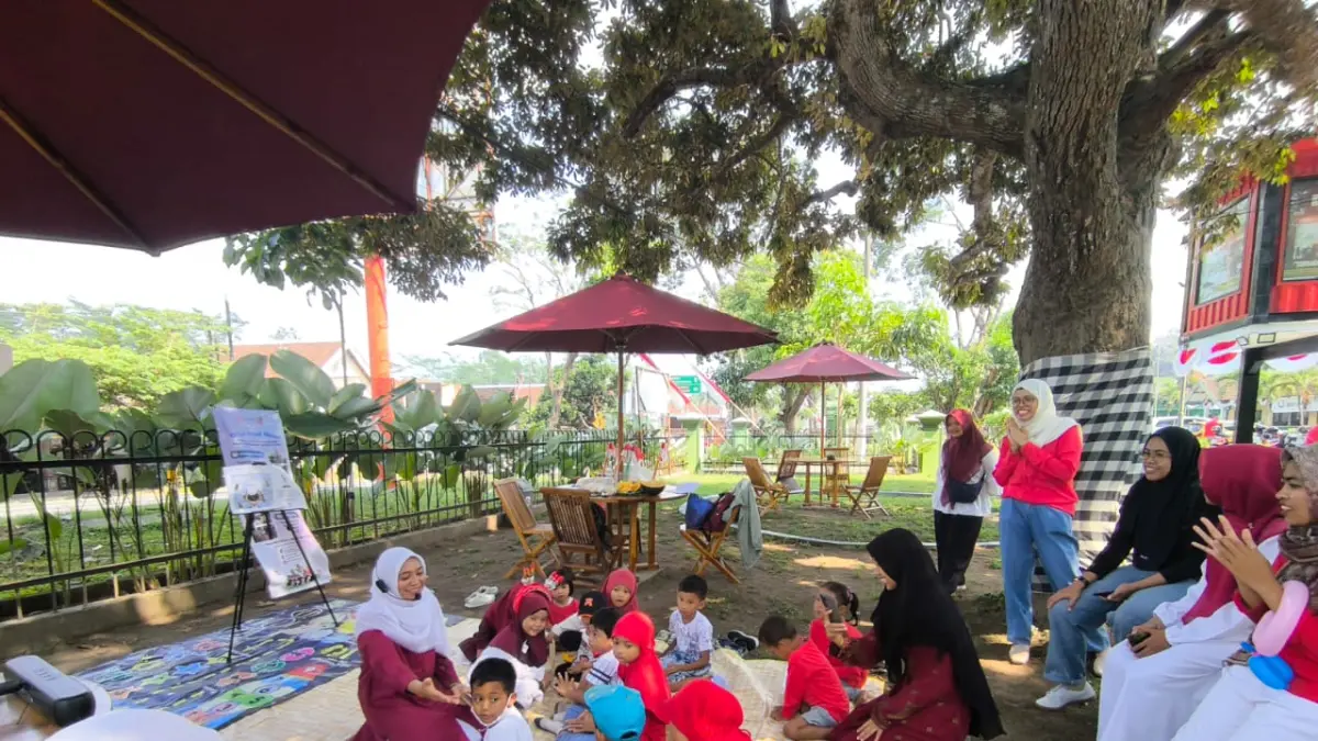 BUDAYAKAN LITERASI: Sejumlah anak mendengarkan petugas perpusling membacakan buku dengan cara mendongeng, beberapa waktu lalu.
