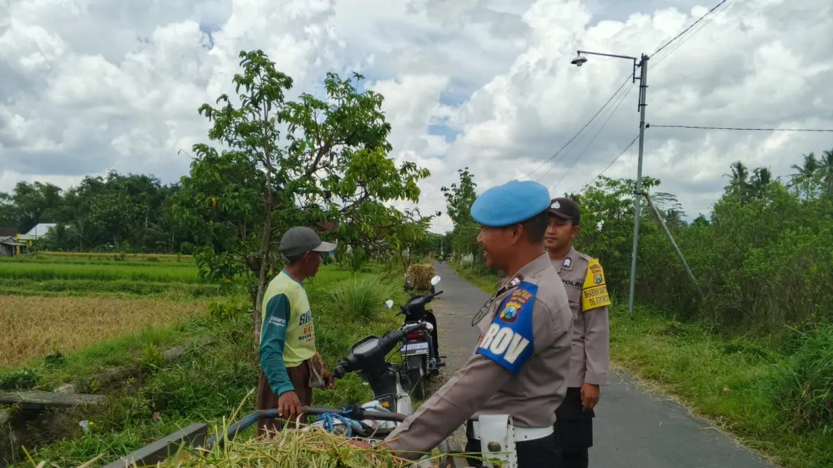 HATI-HATI PAK: Polisi mengimbau petani wilayah Desa Jiwut, Nglegok untuk tetap waspada terhadap aksi pencurian saat sibuk di sawah