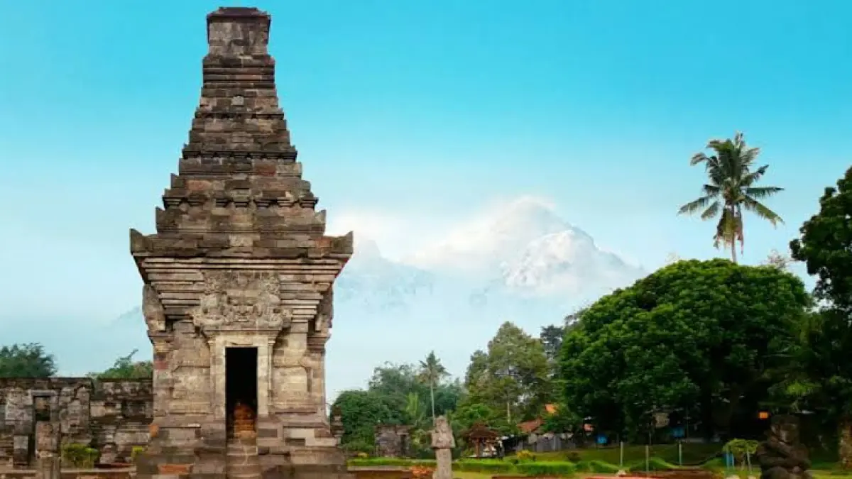 Kompleks Candi Penataran di Kecamatan Nglegok, Kabupaten Blitar, menjadi kompleks candi terluas di Jawa Timur sekaligus peninggalan bersejarah dari era Kediri, Singasari, hingga Majapahit.