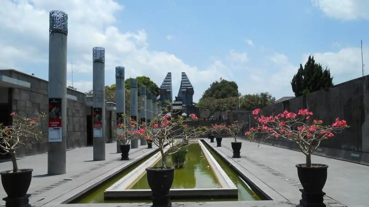 Kompleks Makam Bung Karno di Kota Blitar menjadi salah satu destinasi wisata sejarah yang ramai dikunjungi peziarah dan wisatawan dari berbagai daerah.