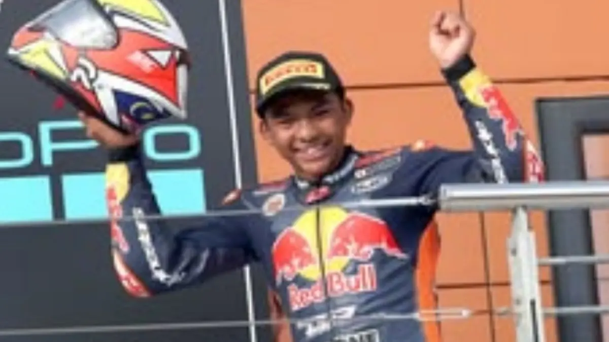 Moto3 Brno 2026 penuh drama! Hakim Danish menang dari posisi 14 di balapan Moto3 Brno 2026 yang menegangkan.