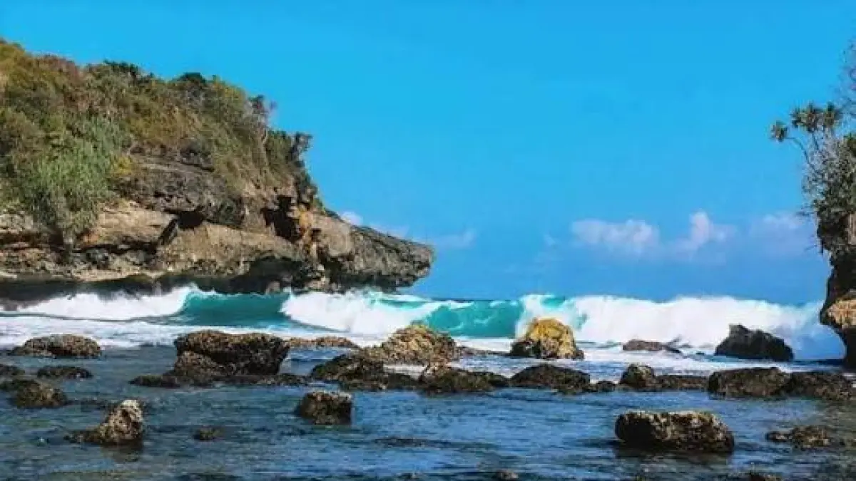 Pantai Pudak di Blitar Selatan menawarkan hamparan pasir putih dan panorama laut yang masih alami sehingga menjadi destinasi favorit wisatawan.