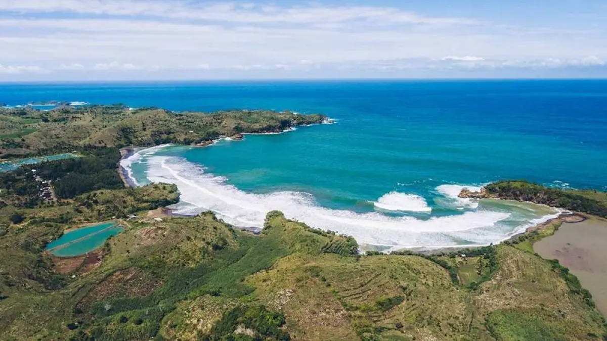 Pantai Serang Blitar menawarkan panorama pantai selatan, wahana ATV, kuliner, dan area camping gratis yang cocok untuk liburan keluarga.