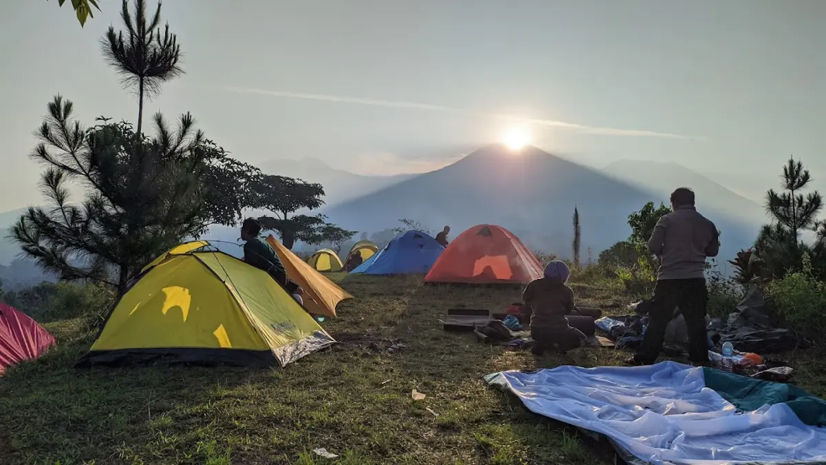 Puncak Sekawan Blitar menawarkan panorama Gunung Kelud, camping, glamping, kafe, dan spot foto estetik.