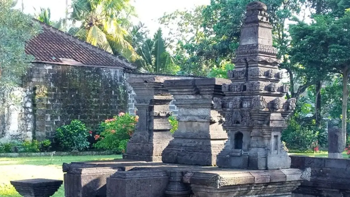 Candi Kotes Blitar menjadi salah satu peninggalan Kerajaan Majapahit yang masih berdiri kokoh hingga kini. Suasana yang asri dan nilai sejarah yang tinggi menjadikannya destinasi wisata edukasi yang wajib dikunjungi saat berada di Kabupaten Blitar.
