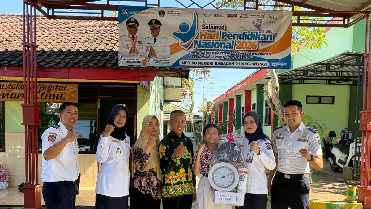 DISHUB KAB BLITAR UNTUK RADAR BLITAR
FAVORIT: Tim Bang Anjar saat menyerahkan doorprize apresiasi spesial kepada Saika Leora Nirwasita di SDN Babadan 01 Wlingi.