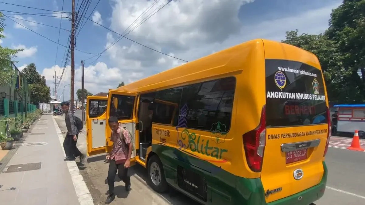 DISHUB KABUPATEN BLITAR UNTUK RADAR BLITAR
MENDESAK: Sejumlah siswa menunggu kedatangan bus sekolah di Halte trayek Blitar-Lodoyo. 

