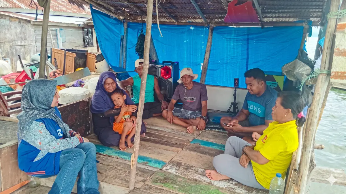  Eka Fitriyani Wulandari, Mantri BRI Unit Salakan, BRI Branch Office Luwuk, melayani masyarakat di Pulau Bungin, Bakalan, dan Bulungkobit, Kabupaten Banggai Kepulauan, Sulawesi Tengah. 