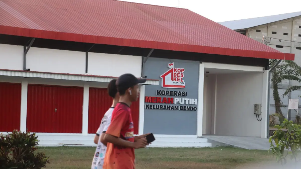 GAJI MASIH ABU-ABU: Warga melintas di depan KMP Kelurahan Bendo, Senin 29/6/2026).