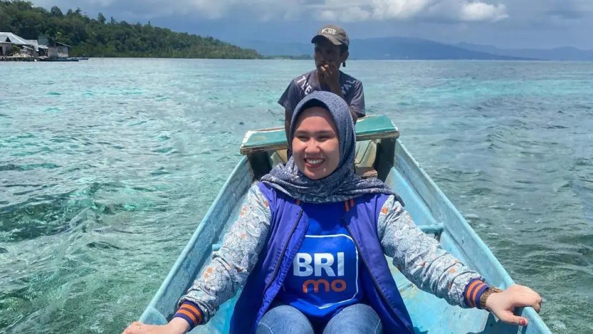 Keseharian Eka Fitriyani Wulandari, Mantri BRI menerjang ombak untuk melayani nasabah. 