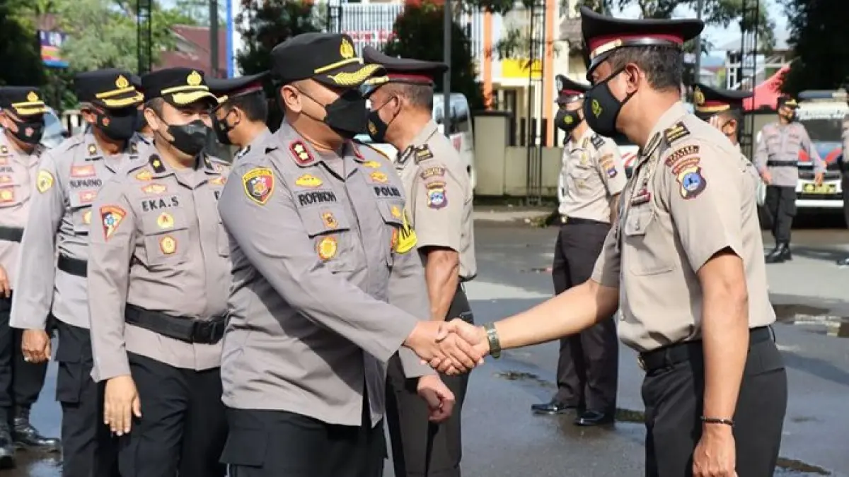 Mutasi Polri Desember 2025 melibatkan 1.086 personel. Sebanyak 35 Polwan naik jabatan dan Kapolda NTB resmi berganti.(Pinterest)