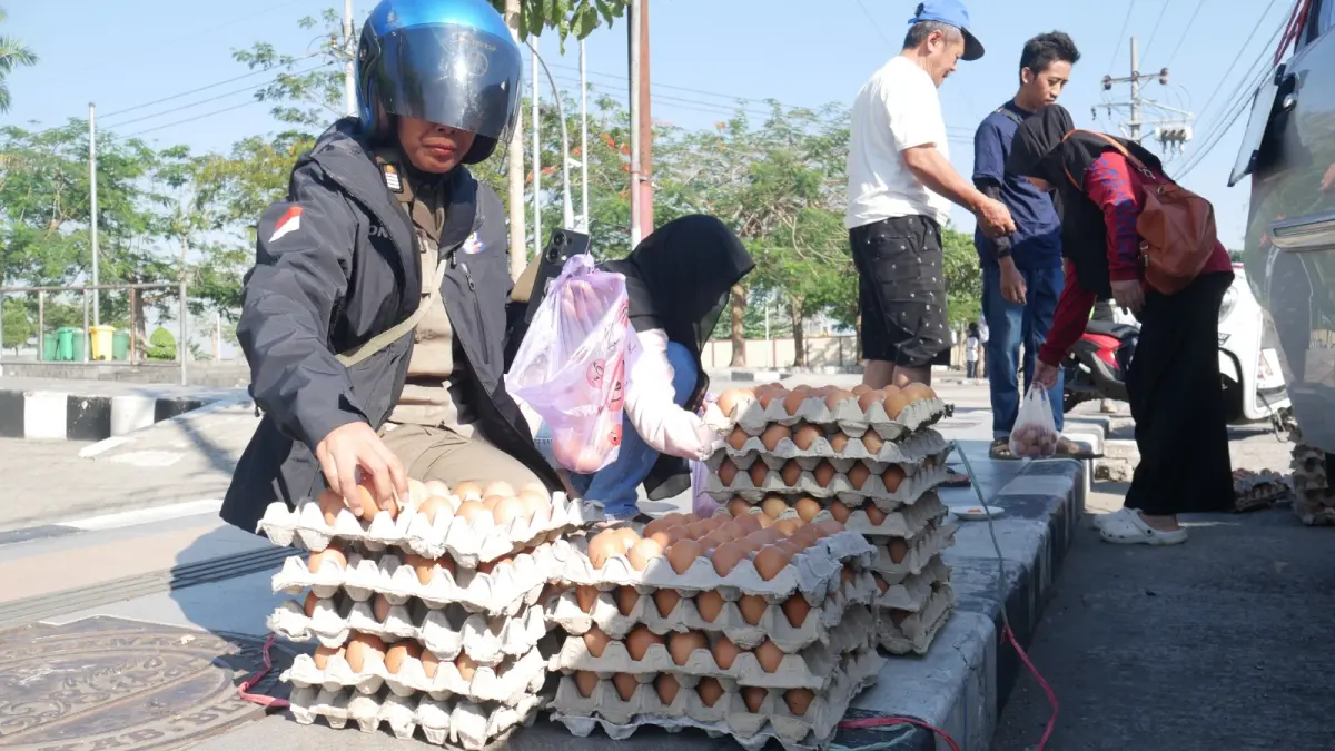 FAJAR RAHMAD AW/RADAR BLITAR
MURAH MERIAH: Peternak terjun langsung untuk menjual hasil produksi kepada masyarakat, di depan kantor Bupati Blitar, Senin (29/6). 
