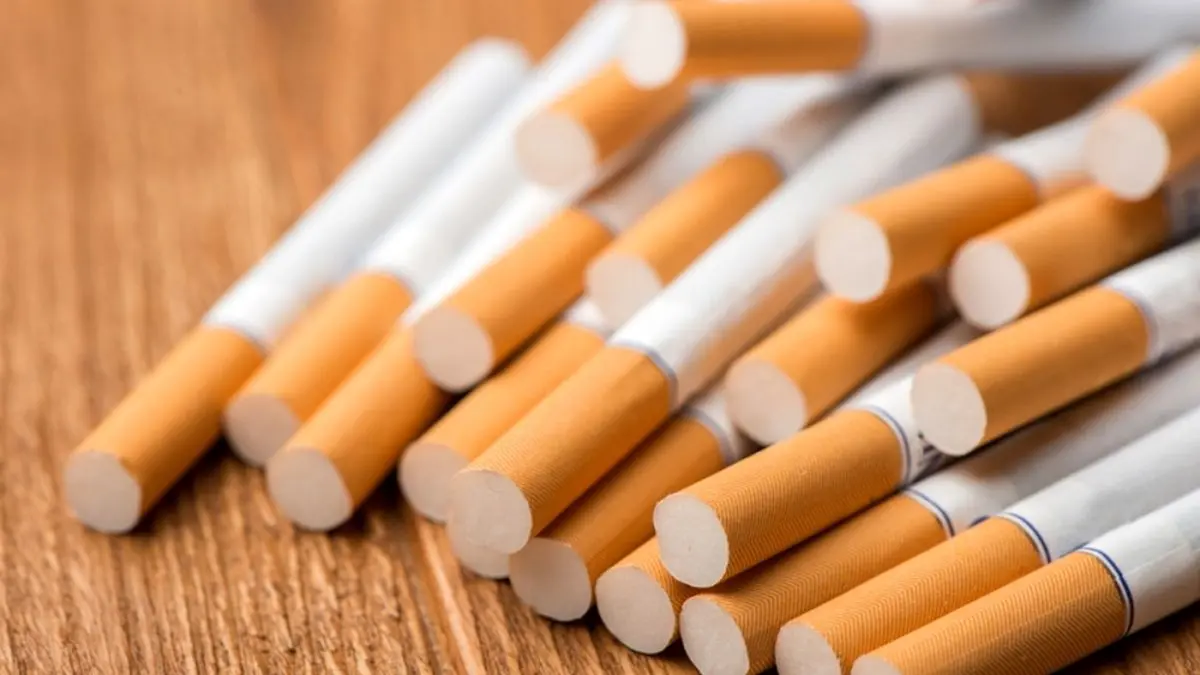 MERAJALELA: Petugas Satpol PP Kota Blitar saat menyita belasan ribu batang rokok ilegal di salah satu lokasi di Kecamatan Kepanjenkidul, Kamis (25/6) lalu.