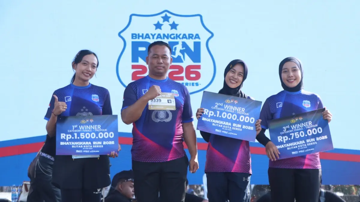 Semangat Baru: Brigadir Novita Satriana Dewi menunjukkan medali usai meraih podium pada Bhayangkara Run 2026. Race perdananya menjadi titik awal kecintaannya terhadap olahraga lari berkat motivasi dari sang suami.