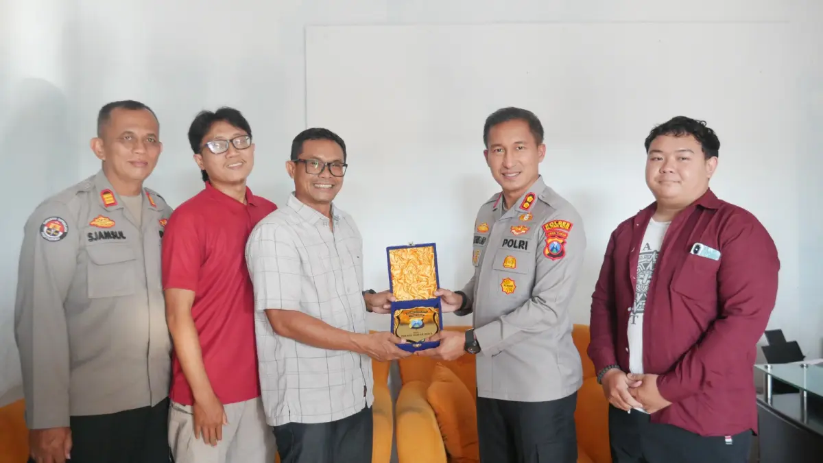 **Caption Foto:**

Kapolres Blitar Kota AKBP Kalfaris Lalo (tengah) bersama jajaran pejabat utama Polres Blitar Kota berbincang dengan General Manager Jawa Pos Radar Tulungagung Andrian Sunaryo beserta jajaran redaksi saat kunjungan silaturahmi di kantor Jawa Pos Radar Blitar, Senin (29/6). Pertemuan tersebut menjadi ajang memperkuat sinergi antara kepolisian dan media menjelang peringatan Hari Bhayangkara ke-80.
