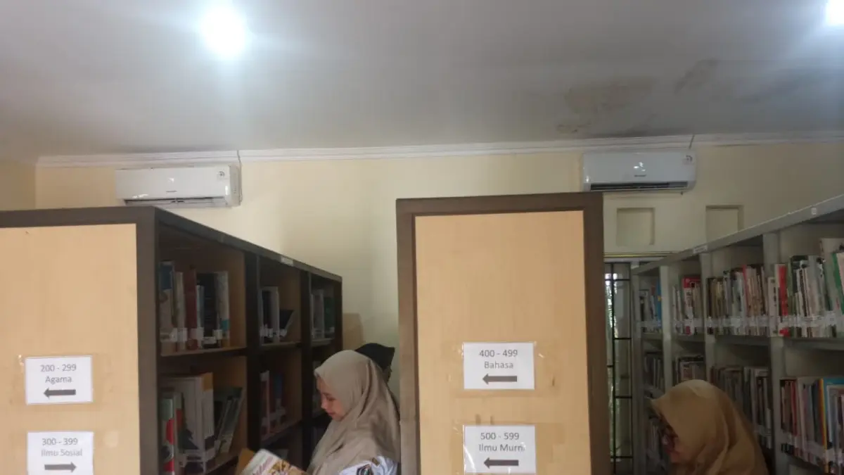 Petugas dan pengunjung memanfaatkan koleksi buku di Perpustakaan Kabupaten Blitar. Dispussip terus mengoptimalkan berbagai program literasi, termasuk layanan Mojali, sembari menunggu dokumen resmi hasil kajian Tingkat Kegemaran Membaca (TKM) dari Perpusnas RI.