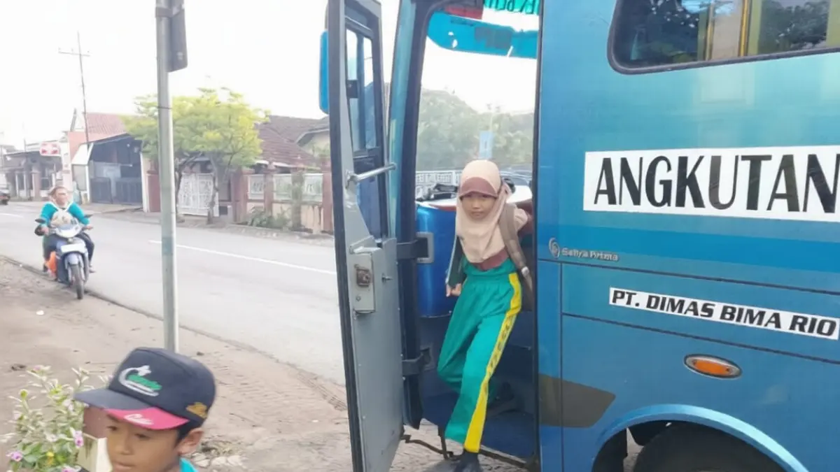 Petugas melakukan uji KIR terhadap armada bus sekolah gratis milik Dishub Kabupaten Blitar selama masa libur semester guna memastikan seluruh kendaraan laik jalan sebelum kembali melayani pelajar pada tahun ajaran baru.