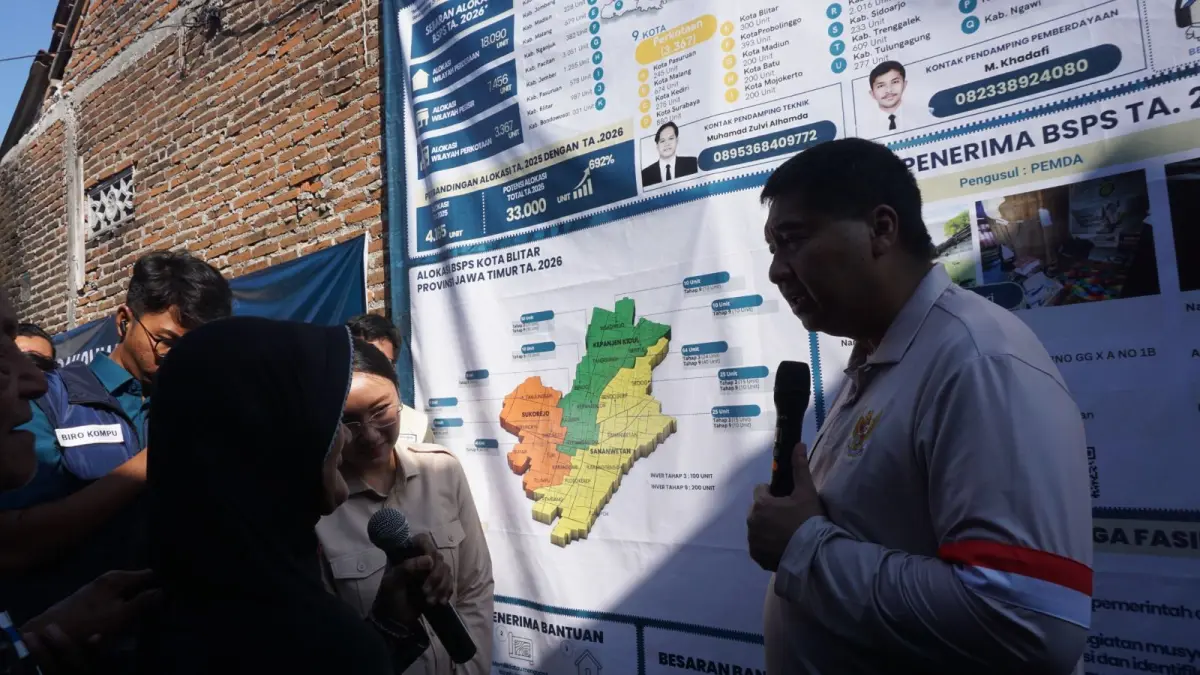Menteri PKP Maruar Sirait berbincang dengan warga penerima bantuan program perbaikan RTLH di Kota
Blitar, Kamis (2/7/2026).
