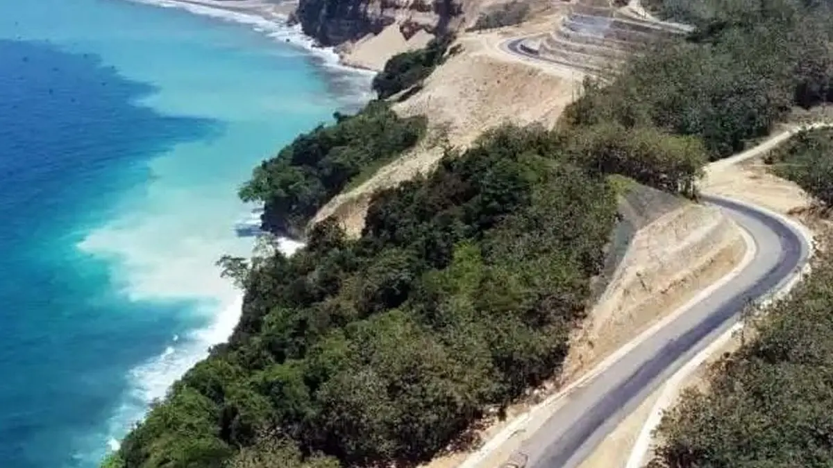 Pantai Serit di Blitar menawarkan perpaduan pasir putih, batu karang eksotis, dan muara sungai yang bertemu langsung dengan Samudra Hindia.